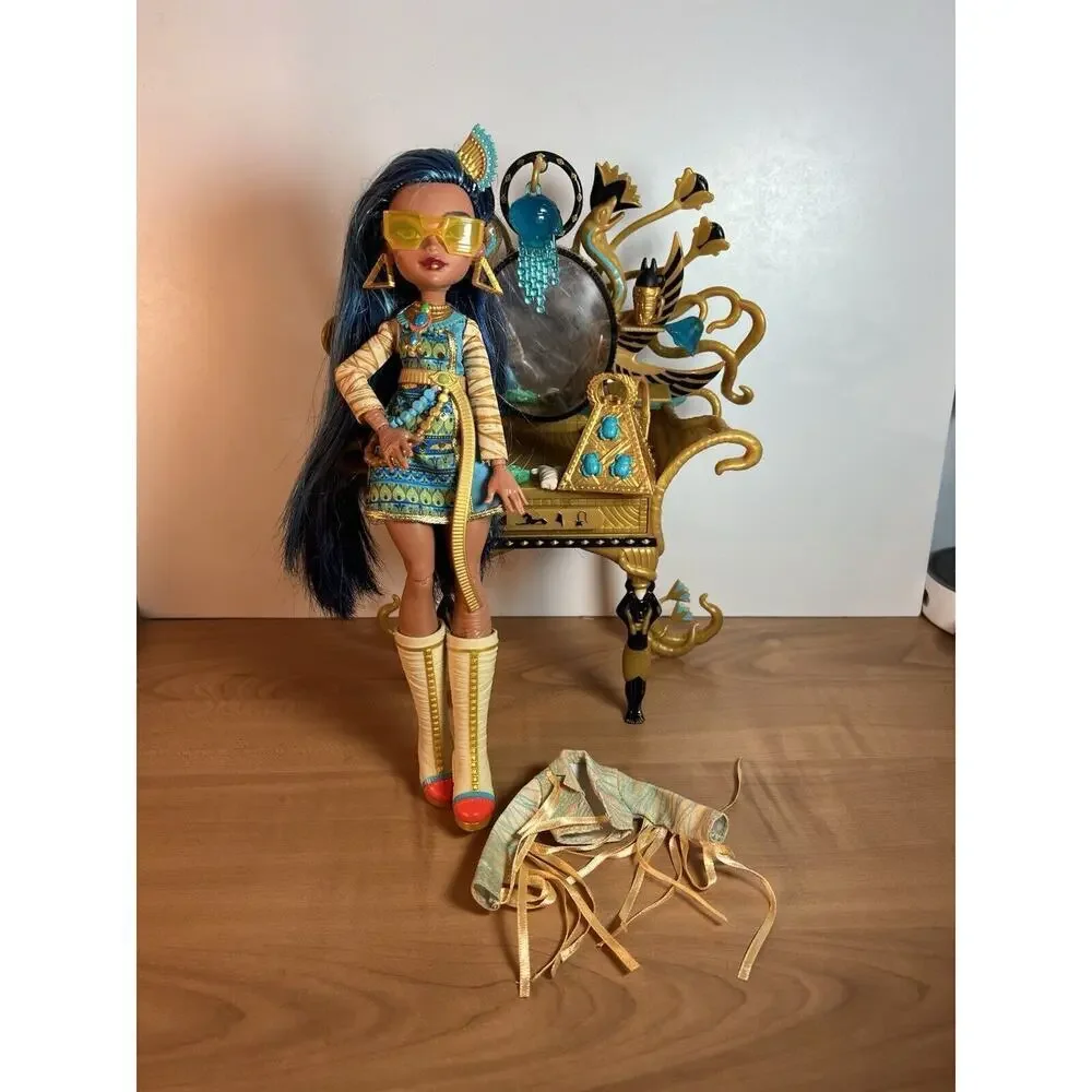 Monster High Cleo De Nile Doll And Vanity Desk Plus Accessories